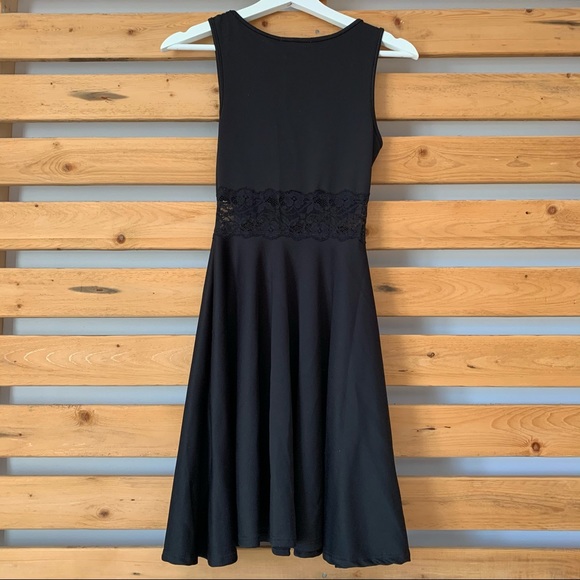 Black dress with lace - Picture 2 of 4